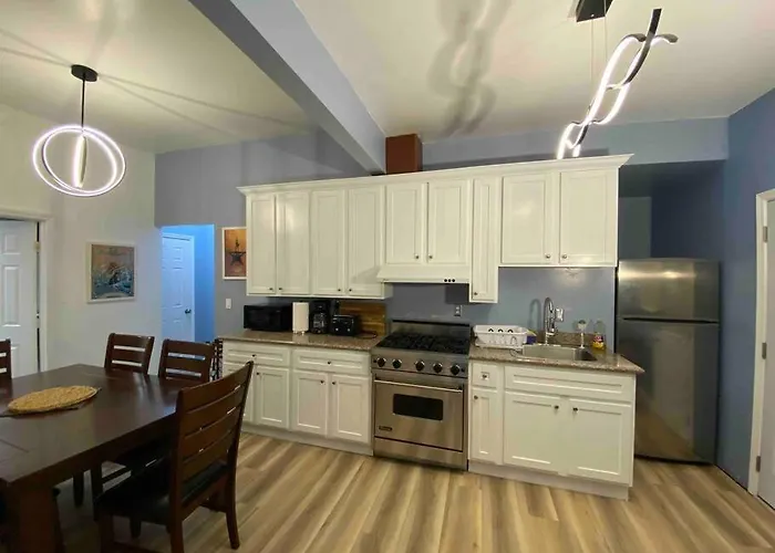 Victorian Oasis: Charm & Convenience Near Lake Merritt