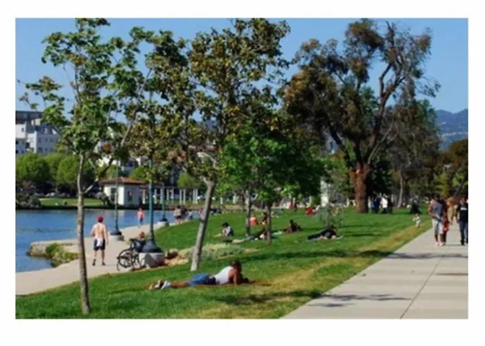 Victorian Oasis: Charm & Convenience Near Lake Merritt