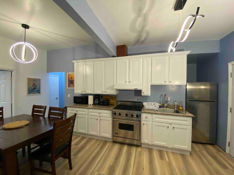 Victorian Oasis: Charm & Convenience Near Merritt Ferienhaus