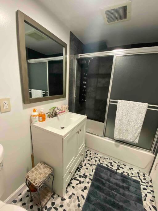 Victorian Oasis: Charm & Convenience Near Merritt Oakland