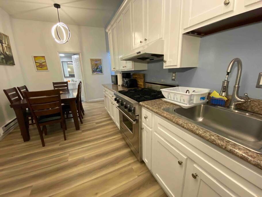 Ferienhaus Victorian Oasis: Charm & Convenience Near Merritt